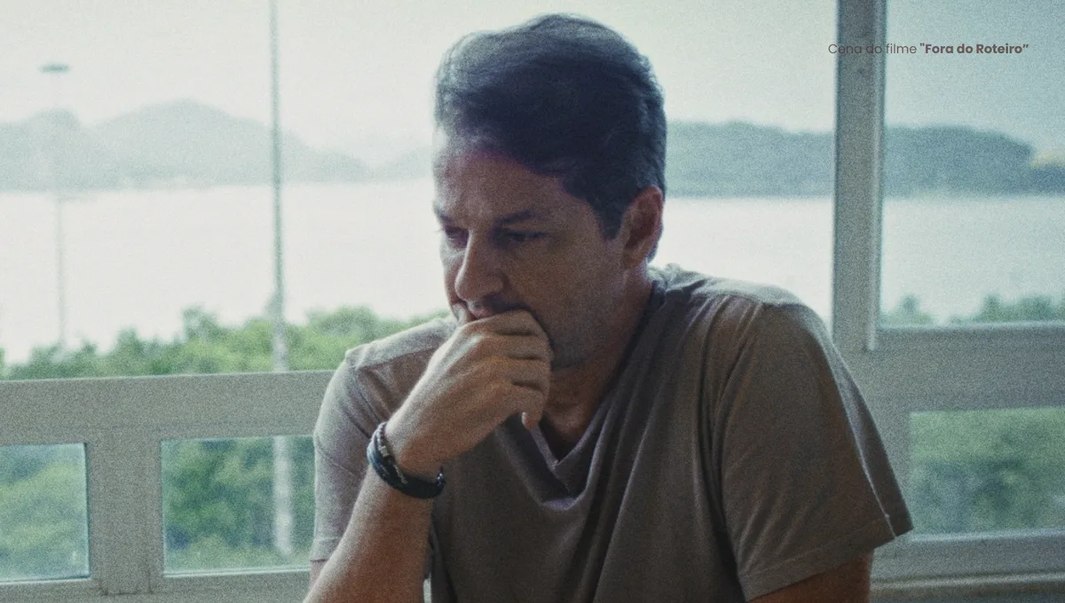 Marcelo Serrado em cena do filme Fora do Roteiro