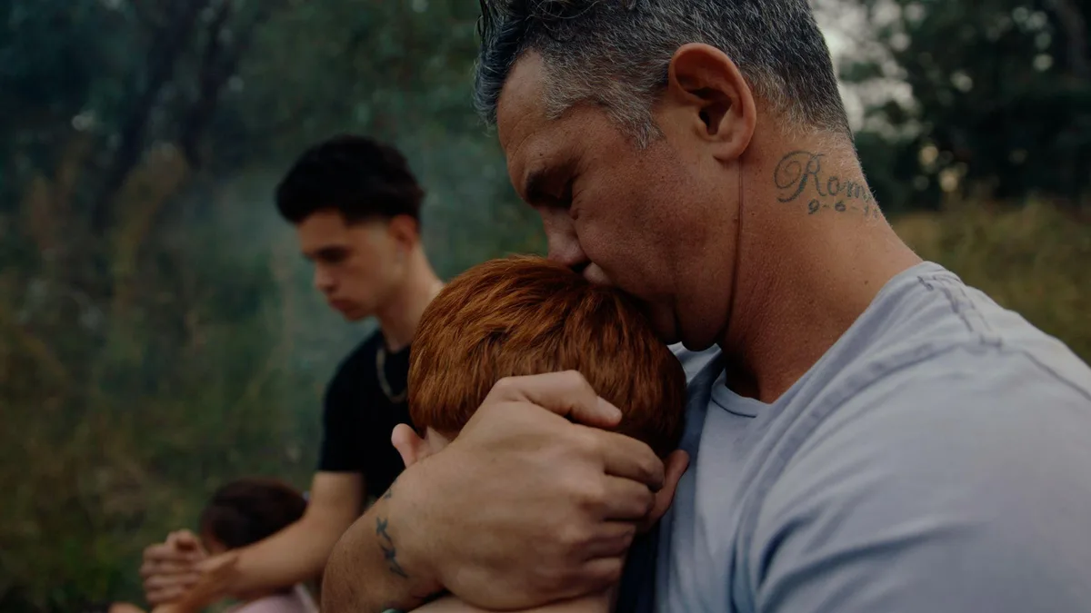 Pai acolhe o filho em cena do documentário Olhar pra Si